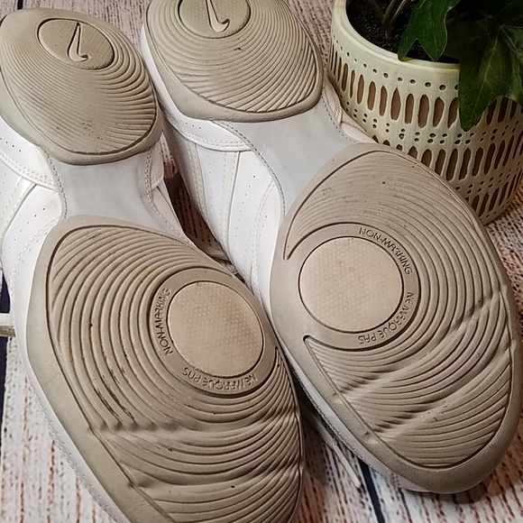 *SOLD* EUC HARDLY WORN LADIES LEATHER NIKE 6.5 - Picture 7 of 8